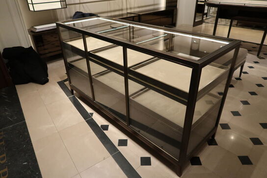 Hel butik med kvalitets butiksinventar bl.a. udstillingsdiske, skænke, hængereoler med glashylder m.m. (LÆS BESKRIVELSE)