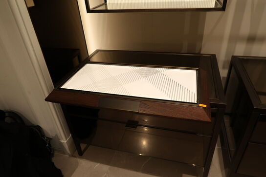 Hel butik med kvalitets butiksinventar bl.a. udstillingsdiske, skænke, hængereoler med glashylder m.m. (LÆS BESKRIVELSE)