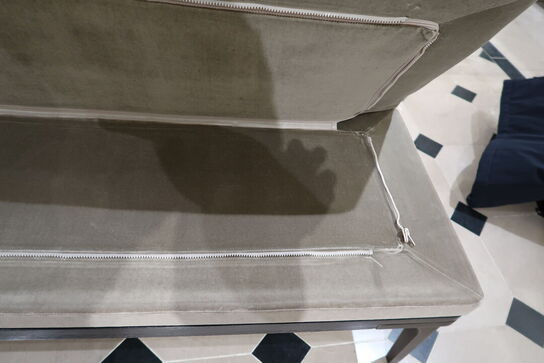 Hel butik med kvalitets butiksinventar bl.a. udstillingsdiske, skænke, hængereoler med glashylder m.m. (LÆS BESKRIVELSE)