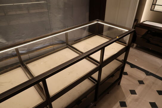 Hel butik med kvalitets butiksinventar bl.a. udstillingsdiske, skænke, hængereoler med glashylder m.m. (LÆS BESKRIVELSE)