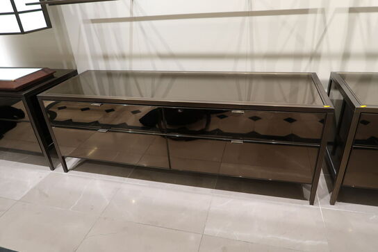 Hel butik med kvalitets butiksinventar bl.a. udstillingsdiske, skænke, hængereoler med glashylder m.m. (LÆS BESKRIVELSE)