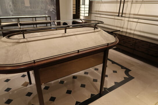 Hel butik med kvalitets butiksinventar bl.a. udstillingsdiske, skænke, hængereoler med glashylder m.m. (LÆS BESKRIVELSE)