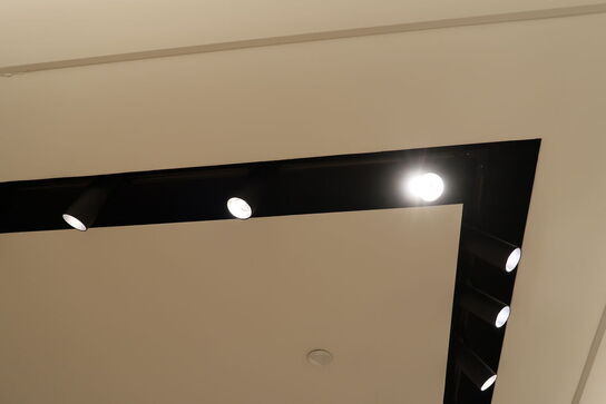 Skinne med 9 stk. spots samt højtaler, skinne med 34 stk. spots samt højtalere (LÆS BESKRIVELSE)