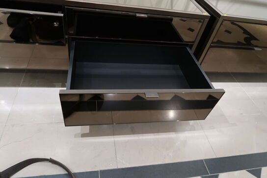 Hel butik med kvalitets butiksinventar bl.a. udstillingsdiske, skænke, hængereoler med glashylder m.m. (LÆS BESKRIVELSE)