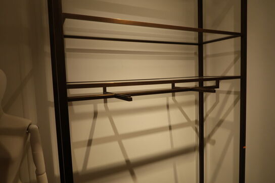 Hel butik med kvalitets butiksinventar bl.a. udstillingsdiske, skænke, hængereoler med glashylder m.m. (LÆS BESKRIVELSE)