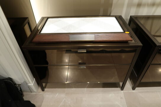 Hel butik med kvalitets butiksinventar bl.a. udstillingsdiske, skænke, hængereoler med glashylder m.m. (LÆS BESKRIVELSE)