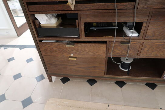 Hel butik med kvalitets butiksinventar bl.a. udstillingsdiske, skænke, hængereoler med glashylder m.m. (LÆS BESKRIVELSE)