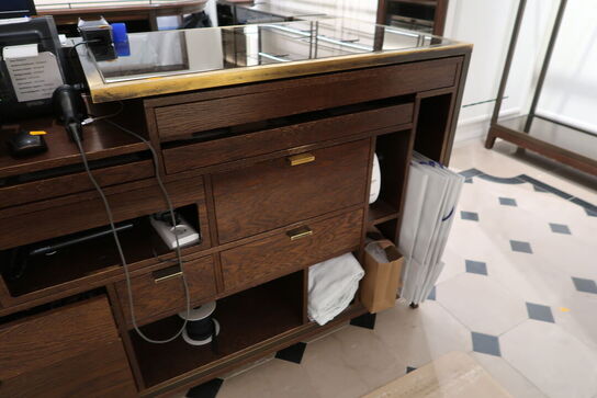 Hel butik med kvalitets butiksinventar bl.a. udstillingsdiske, skænke, hængereoler med glashylder m.m. (LÆS BESKRIVELSE)