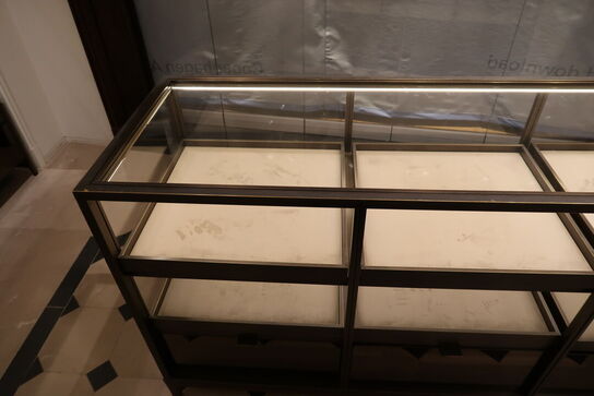 Hel butik med kvalitets butiksinventar bl.a. udstillingsdiske, skænke, hængereoler med glashylder m.m. (LÆS BESKRIVELSE)