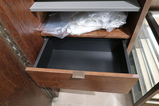 Hel butik med kvalitets butiksinventar bl.a. udstillingsdiske, skænke, hængereoler med glashylder m.m. (LÆS BESKRIVELSE)