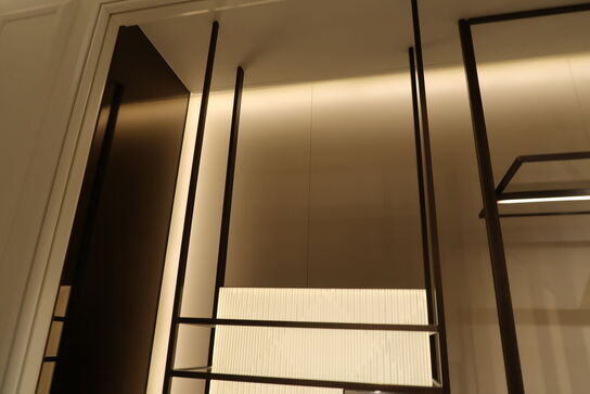 Hel butik med kvalitets butiksinventar bl.a. udstillingsdiske, skænke, hængereoler med glashylder m.m. (LÆS BESKRIVELSE)