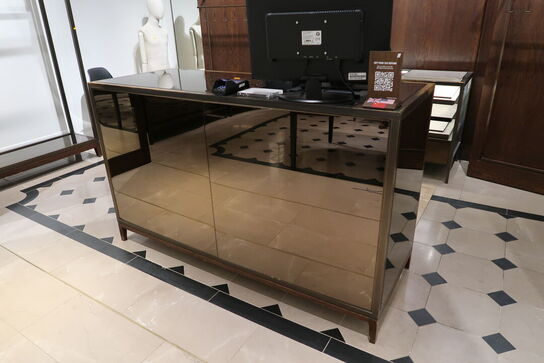 Hel butik med kvalitets butiksinventar bl.a. udstillingsdiske, skænke, hængereoler med glashylder m.m. (LÆS BESKRIVELSE)