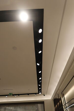 Skinne med 9 stk. spots samt højtaler, skinne med 34 stk. spots samt højtalere (LÆS BESKRIVELSE)