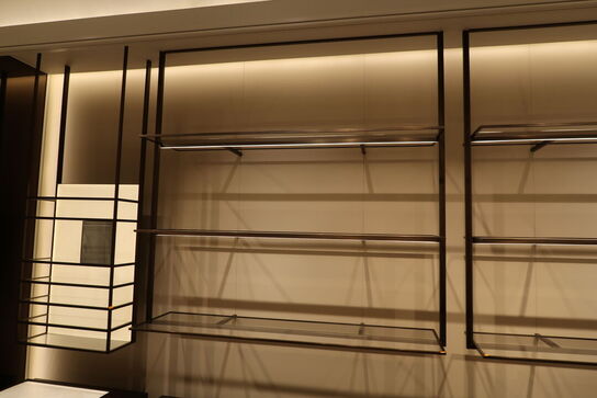 Hel butik med kvalitets butiksinventar bl.a. udstillingsdiske, skænke, hængereoler med glashylder m.m. (LÆS BESKRIVELSE)