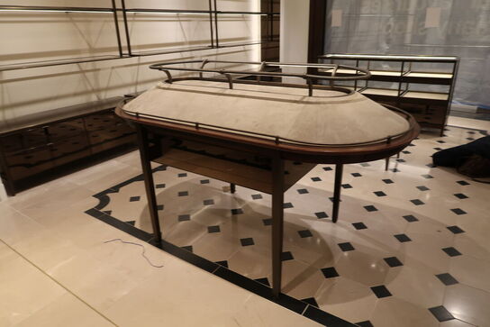 Hel butik med kvalitets butiksinventar bl.a. udstillingsdiske, skænke, hængereoler med glashylder m.m. (LÆS BESKRIVELSE)