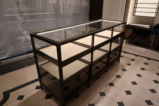 Hel butik med kvalitets butiksinventar bl.a. udstillingsdiske, skænke, hængereoler med glashylder m.m. (LÆS BESKRIVELSE)