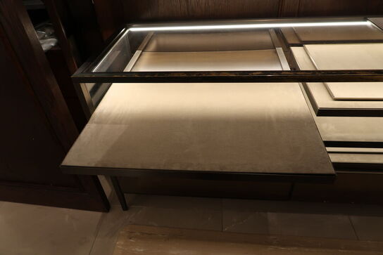 Hel butik med kvalitets butiksinventar bl.a. udstillingsdiske, skænke, hængereoler med glashylder m.m. (LÆS BESKRIVELSE)