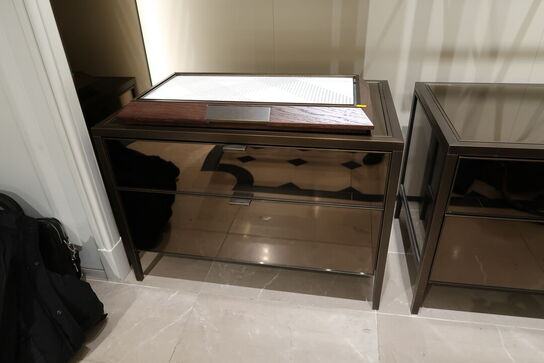 Hel butik med kvalitets butiksinventar bl.a. udstillingsdiske, skænke, hængereoler med glashylder m.m. (LÆS BESKRIVELSE)