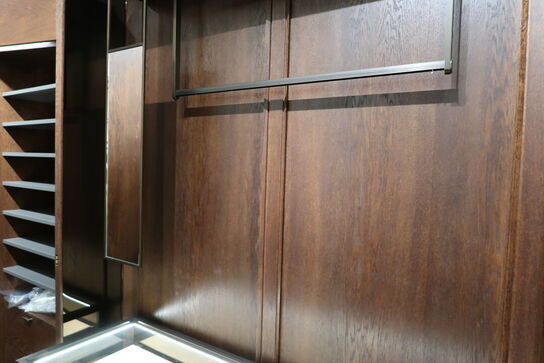 Hel butik med kvalitets butiksinventar bl.a. udstillingsdiske, skænke, hængereoler med glashylder m.m. (LÆS BESKRIVELSE)