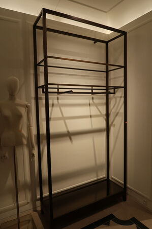 Hel butik med kvalitets butiksinventar bl.a. udstillingsdiske, skænke, hængereoler med glashylder m.m. (LÆS BESKRIVELSE)