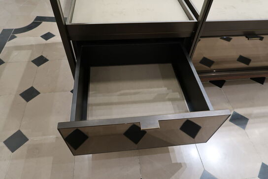 Hel butik med kvalitets butiksinventar bl.a. udstillingsdiske, skænke, hængereoler med glashylder m.m. (LÆS BESKRIVELSE)