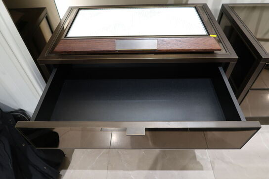 Hel butik med kvalitets butiksinventar bl.a. udstillingsdiske, skænke, hængereoler med glashylder m.m. (LÆS BESKRIVELSE)