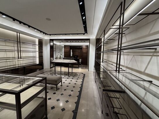 Hel butik med kvalitets butiksinventar bl.a. udstillingsdiske, skænke, hængereoler med glashylder m.m. (LÆS BESKRIVELSE)