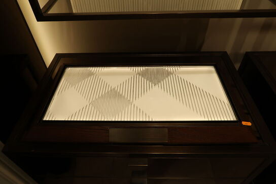 Hel butik med kvalitets butiksinventar bl.a. udstillingsdiske, skænke, hængereoler med glashylder m.m. (LÆS BESKRIVELSE)