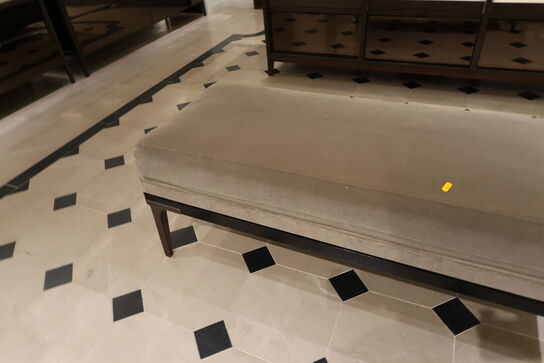 Hel butik med kvalitets butiksinventar bl.a. udstillingsdiske, skænke, hængereoler med glashylder m.m. (LÆS BESKRIVELSE)