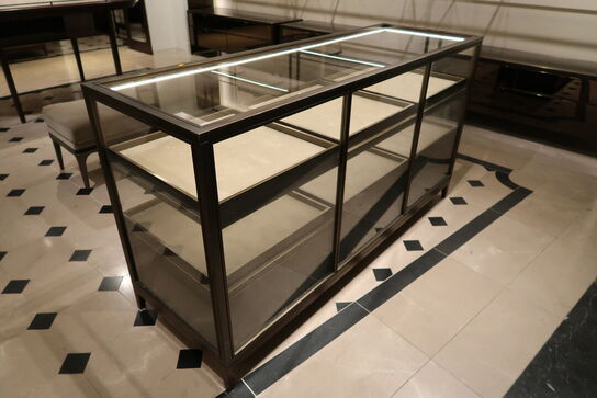 Hel butik med kvalitets butiksinventar bl.a. udstillingsdiske, skænke, hængereoler med glashylder m.m. (LÆS BESKRIVELSE)