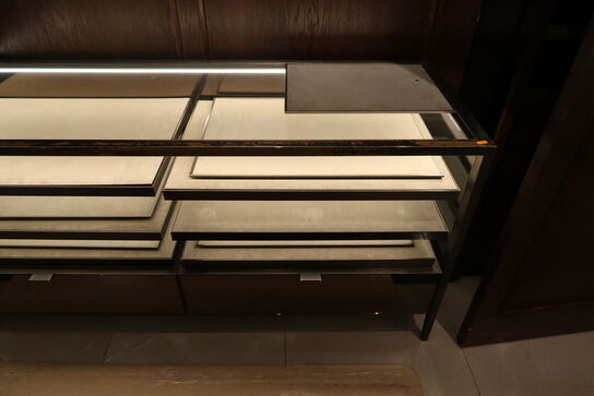 Hel butik med kvalitets butiksinventar bl.a. udstillingsdiske, skænke, hængereoler med glashylder m.m. (LÆS BESKRIVELSE)