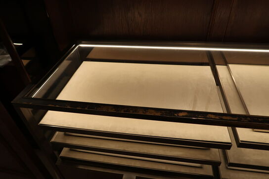 Hel butik med kvalitets butiksinventar bl.a. udstillingsdiske, skænke, hængereoler med glashylder m.m. (LÆS BESKRIVELSE)