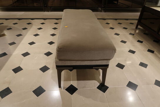 Hel butik med kvalitets butiksinventar bl.a. udstillingsdiske, skænke, hængereoler med glashylder m.m. (LÆS BESKRIVELSE)