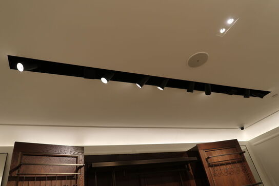 Skinne med 9 stk. spots samt højtaler, skinne med 34 stk. spots samt højtalere (LÆS BESKRIVELSE)