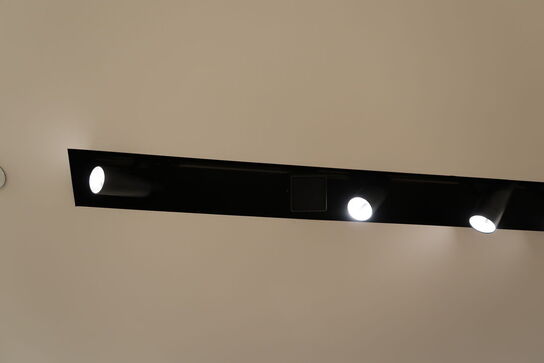 Skinne med 9 stk. spots samt højtaler, skinne med 34 stk. spots samt højtalere (LÆS BESKRIVELSE)