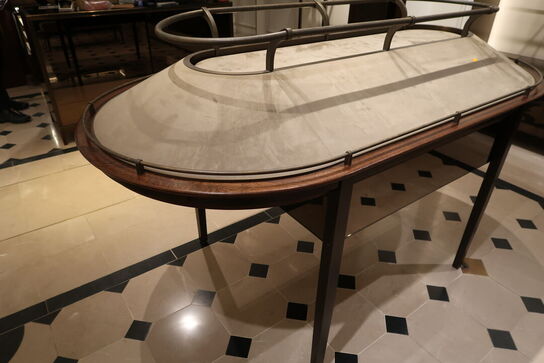 Hel butik med kvalitets butiksinventar bl.a. udstillingsdiske, skænke, hængereoler med glashylder m.m. (LÆS BESKRIVELSE)