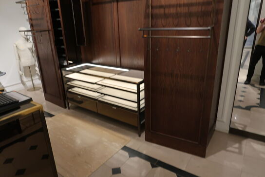 Hel butik med kvalitets butiksinventar bl.a. udstillingsdiske, skænke, hængereoler med glashylder m.m. (LÆS BESKRIVELSE)