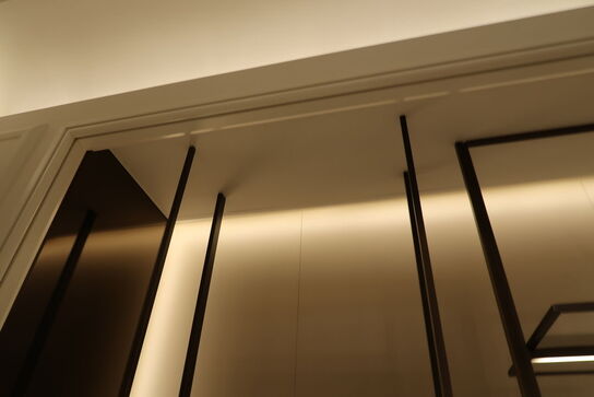 Hel butik med kvalitets butiksinventar bl.a. udstillingsdiske, skænke, hængereoler med glashylder m.m. (LÆS BESKRIVELSE)