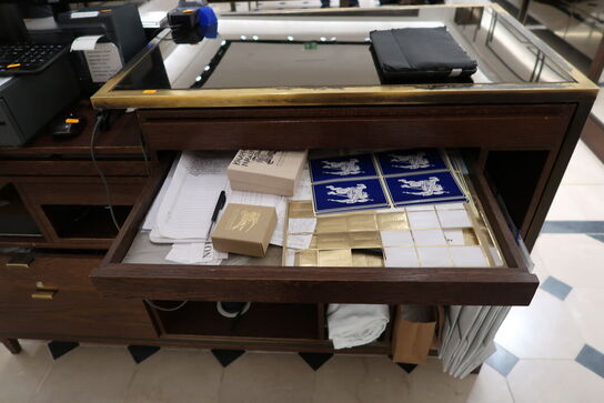 Hel butik med kvalitets butiksinventar bl.a. udstillingsdiske, skænke, hængereoler med glashylder m.m. (LÆS BESKRIVELSE)