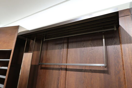 Hel butik med kvalitets butiksinventar bl.a. udstillingsdiske, skænke, hængereoler med glashylder m.m. (LÆS BESKRIVELSE)