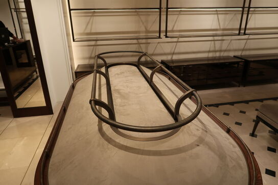 Hel butik med kvalitets butiksinventar bl.a. udstillingsdiske, skænke, hængereoler med glashylder m.m. (LÆS BESKRIVELSE)