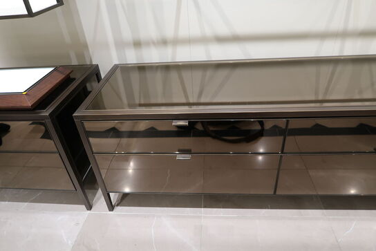 Hel butik med kvalitets butiksinventar bl.a. udstillingsdiske, skænke, hængereoler med glashylder m.m. (LÆS BESKRIVELSE)