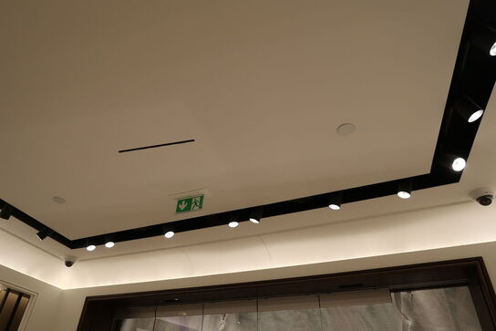 Skinne med 9 stk. spots samt højtaler, skinne med 34 stk. spots samt højtalere (LÆS BESKRIVELSE)