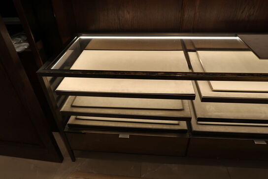 Hel butik med kvalitets butiksinventar bl.a. udstillingsdiske, skænke, hængereoler med glashylder m.m. (LÆS BESKRIVELSE)