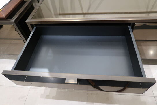 Hel butik med kvalitets butiksinventar bl.a. udstillingsdiske, skænke, hængereoler med glashylder m.m. (LÆS BESKRIVELSE)