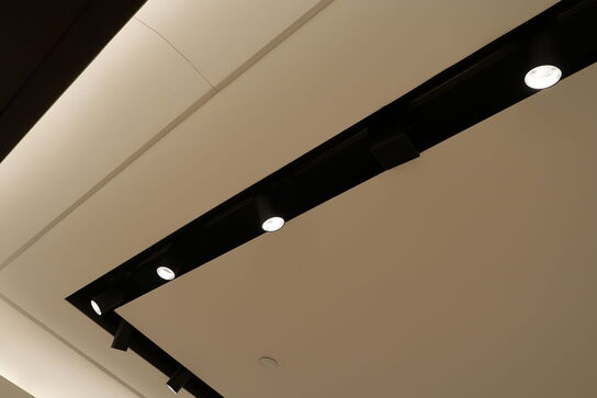 Skinne med 9 stk. spots samt højtaler, skinne med 34 stk. spots samt højtalere (LÆS BESKRIVELSE)