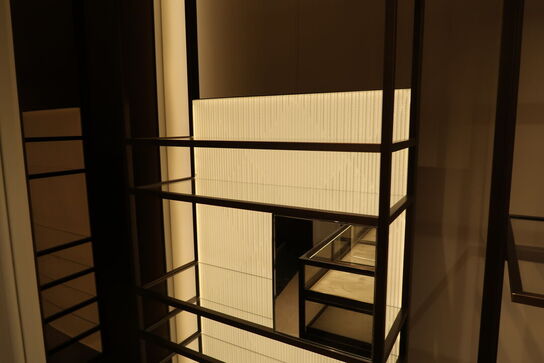 Hel butik med kvalitets butiksinventar bl.a. udstillingsdiske, skænke, hængereoler med glashylder m.m. (LÆS BESKRIVELSE)