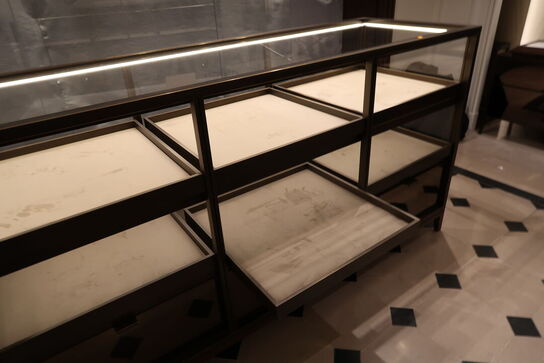 Hel butik med kvalitets butiksinventar bl.a. udstillingsdiske, skænke, hængereoler med glashylder m.m. (LÆS BESKRIVELSE)