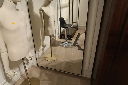 Hel butik med kvalitets butiksinventar bl.a. udstillingsdiske, skænke, hængereoler med glashylder m.m. (LÆS BESKRIVELSE)