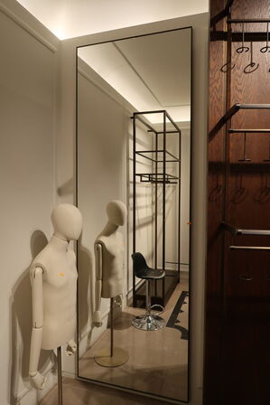 Hel butik med kvalitets butiksinventar bl.a. udstillingsdiske, skænke, hængereoler med glashylder m.m. (LÆS BESKRIVELSE)